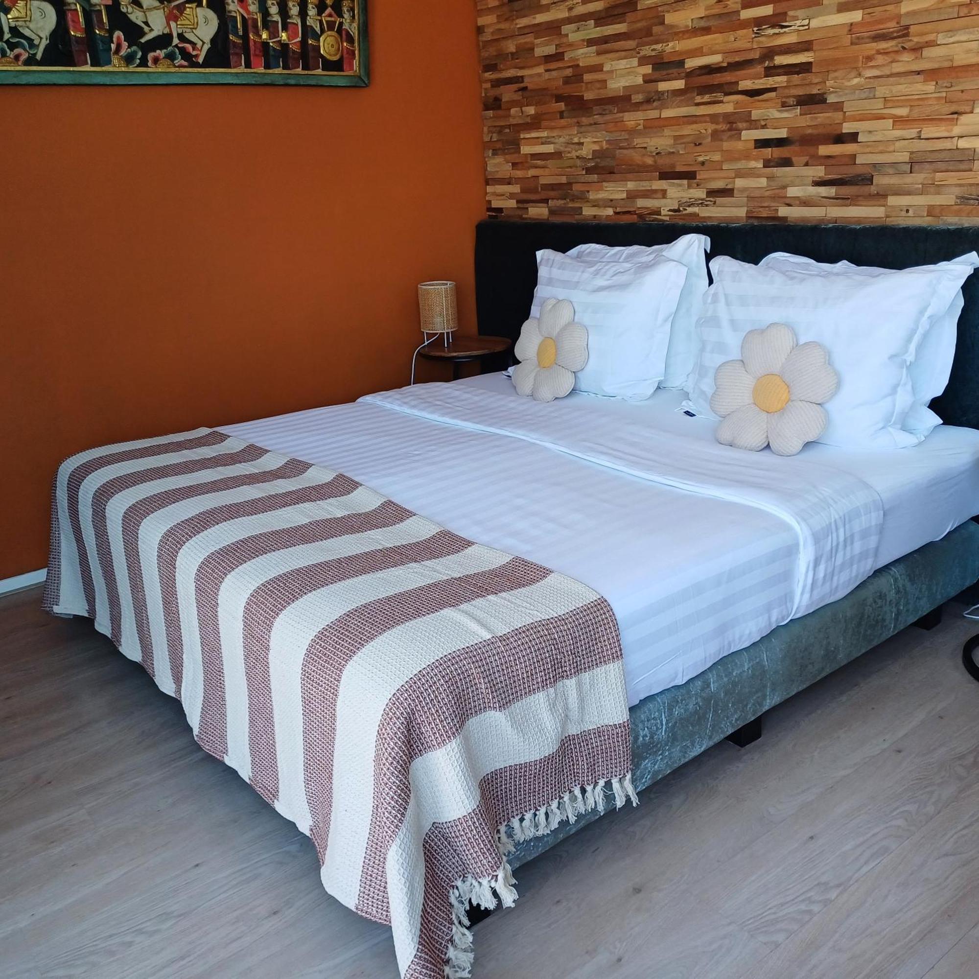 East Meets West Bed And Breakfast Вейнендаал Екстериор снимка